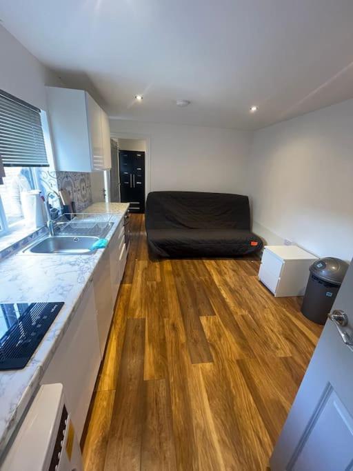 One Bedroom Annex With Private Entrance Morden  Buitenkant foto