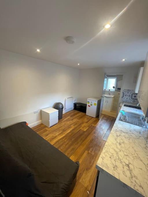 One Bedroom Annex With Private Entrance Morden  Buitenkant foto
