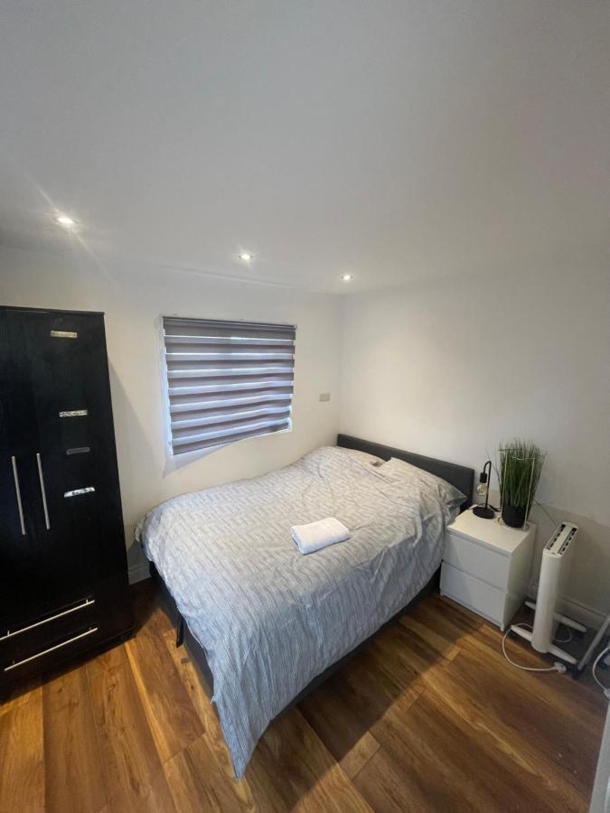 One Bedroom Annex With Private Entrance Morden  Buitenkant foto