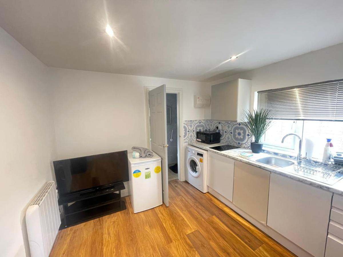 One Bedroom Annex With Private Entrance Morden  Buitenkant foto